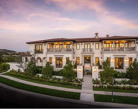 𝙃𝙤𝙢𝙚𝙨 𝙤𝙛 𝙩𝙝𝙚 𝙍𝙞𝙘𝙝™’s Instagram profile post: “Goodnight! 😍 Italian inspired home in a gated community 🌍 5 Coral Ridge, Newport Coast, California 🏠 13,600 Square Feet 🛏 6 Bedrooms 🛁 11…” Small Mediterranean Homes, Italian Inspired Home, Small Dream Homes, Newport Beach Homes, California Beach House, Newport Coast, San Diego Real Estate, Mediterranean Home Decor, Mediterranean Home