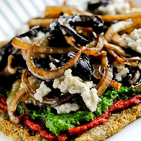 You are going to be blown away by this vegan, raw pizza. It is bursting with flavor. It's a favorite on the site and you are going to love it! Raw Pizza Recipe, Raw Vegan Pizza, Raw Pizza, Raw Vegan Dinners, Vegan Pregnancy, Raw Vegan Diet, Pizza Roll, Vegan Raw, Raw Foods