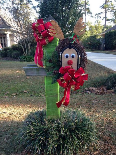 30 Christmas Mailbox Decoration Ideas; Here are some unique and festive ways to dress up your mailbox this Xmas. DIY and easy ways to bring holiday cheer to your mailman! Christmas Mailbox Decorations, Christmas Mailbox, Mailbox Decor, Christmas Mail, Christmas Lovers, Christmas Post, Christmas Yard, Décor Diy, Christmas Deco