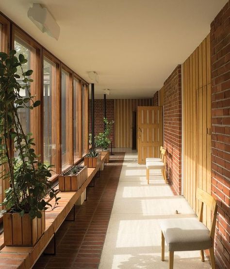 Aalto House, Minimalism Living, Holistic Design, Modernist House, Casas Coloniales, 70s Decor, Built In Seating, Brick Architecture, Alvar Aalto