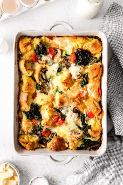 This Vegetarian Breakfast Strata is the perfect overnight casserole. Serves a crowd, great for entertaining and the vegetables can be customized to your liking. Luscious egg-soaked baguette bites and cheese – you can't pass this up! Breakfast Strata Overnight, Baguette Bites, Breakfast Casserole Vegetarian, Vegetarian Egg Casserole, Vegetable Strata, Overnight Egg Casserole, Brunch Egg Casserole, Strata Recipes Breakfast, Overnight Casserole