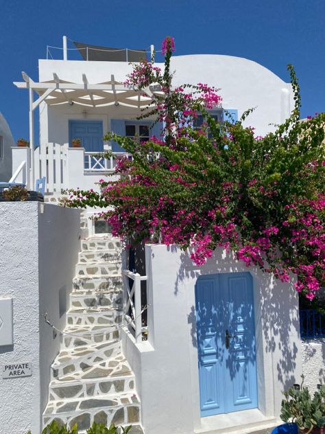 Greece Buildings Architecture, Greece Home Exterior, Greek Island Home, Greek Country House, Homes In Greece, Greece House Interior, Greek Houses Exterior, Greek Resort, Greece Houses