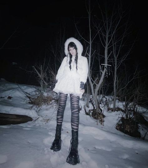 Snow Photoshoot, Winter Princess, Snow Fashion, Snow Outfit, Photoshoot Concept, Winter Girls, Winter Fits, Alternative Outfits, 2000s Fashion