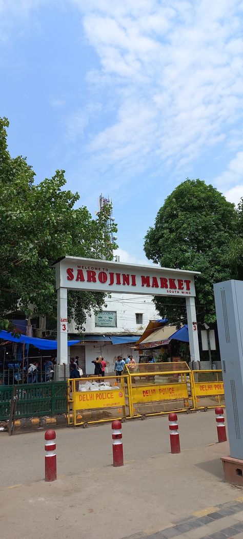 Sarojini market delhi india flea market thrift market shop vintage clothes fashion latest zara dupe cheapest clothes in India girls love hm ajio branded Sarojini Market, Delhi India, India, Marketing