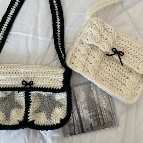 star granny square messenger bag & folklore cardigan inspired shoulder bag crochet tutorial by mahumcrochets Crochet Messenger Bag, Crochet Sling Bag, Crochet Fairy, Crochet Bag Tutorials, Crochet Stars, Crochet Clutch, Crochet Fashion Patterns, Fun Crochet Projects, Crochet Tote