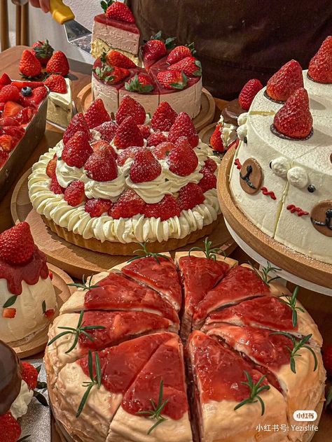 Cakes And Pies, Pretty Dessert, Cute Baking, God Mat, Strawberry Cakes, Aesthetic Wall, Cute Desserts, Strawberry Cake, Pretty Cakes