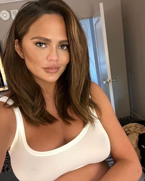 Chrissy Teigen Hair, Buccal Fat Removal, Slimmer Face, Celebrity Plastic Surgery, Celebrities Before And After, Escape Rooms, Lob Hairstyle, Natural Contour, Some Friends