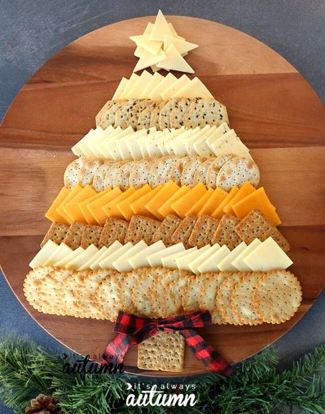 Christmas Tree Cheese And Cracker Board, Cute Snack Boards, Christmas Tree Shaped Appetizers, Christmas Tree Shaped Food, Cheese Plate Ideas, Diy Cheese Board, Christmas Tree Cheese Board, Tree Cheese Board, Christmas Tree Cheese