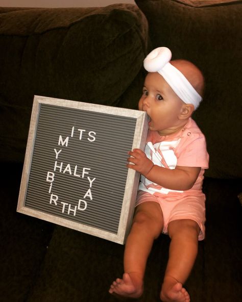 Five Month Old Letter Board, Half Birthday Letter Board Ideas, Three Months Baby Photoshoot, 6 Months Milestones Pictures, 6 Month Letter Board Ideas, Half Birthday Pictures, 4 Months Baby Pictures Ideas, Creative Monthly Baby Photos, Monthly Photoshoot