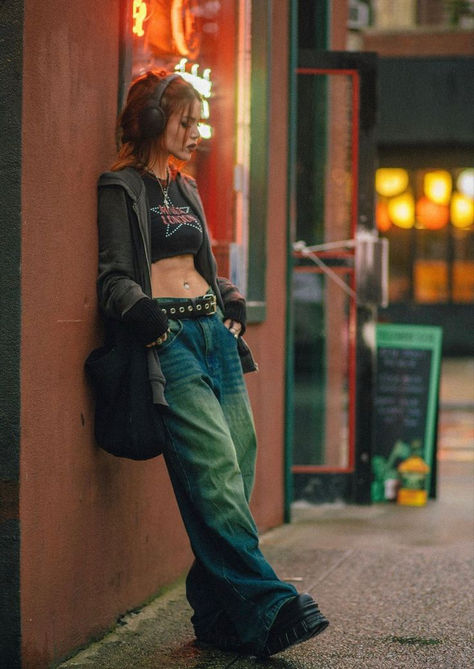 80 Grunge Outfits, Swaggy Outfits 90s, 90s Punk Fashion Women, 80s Grunge Outfits Punk Rock, Girl Punk Outfits, Grunge 80s Outfits, Real Grunge Outfits, Y2k Fits 2000s Real, Indie Goth Outfits