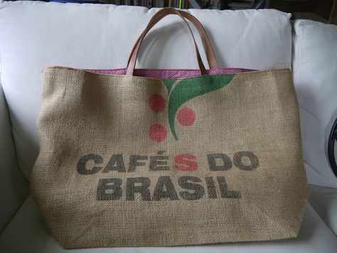 diy sac en toile de jute  | Grand sac cabas ou sac de plage ou sac à provision en sac à café ... Coffee Bean Sacks, Burlap Coffee Bags, Coffee Bean Bags, Coffee Sacks, Sacs Tote Bags, Make Do And Mend, Jute Bag, Handmade Tote, Market Tote