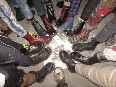 Chicas Punk Rock, Galaxy Converse, Galaxy Vans, Punk Culture, Crust Punk, Punk Aesthetic, Riot Grrrl, Estilo Punk, New Rock