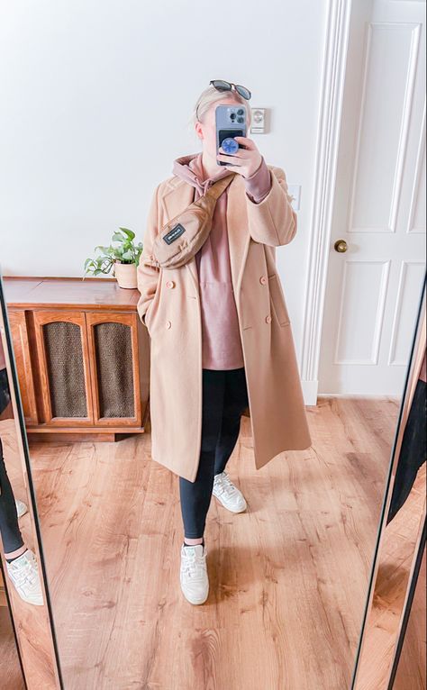 Wool coat outfit inspo thats comfy but cute add sneakers and a hoodie and your ready for the day Vintage Reebok Outfit, Outfit Ideas Leggings, Vintage Women's Shoes, Reebok Outfit, Wool Coat Outfit, Coat Outfit Ideas, Club C 85 Vintage, Plus Size Sweatshirts, Ootd Winter