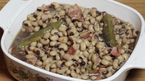 Purple hull peas are simmered with bacon until tender. This southern side dish is perfect with fried pork chops and cornbread. Crowder Peas Recipe, Purple Hull Peas Recipe, Beans Dishes, Crowder Peas, Dried Peas, Fresh Vegetable Recipes, Southern Foods, Southern Side Dishes, Bean Dishes