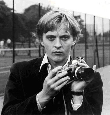 David Hemmings in Blow Up What Is English, David Hemmings, Holding A Camera, Fotocamere Vintage, Cinema Video, Michelangelo Antonioni, Giovanni Boldini, John William Waterhouse, Film Review