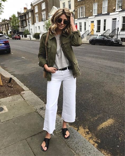 Pretty White Pant With Denim Khaki Jacket White Jeans Spring, How To Wear White Jeans, Cute Thanksgiving Outfits, White Jeans Outfit, Jeans Street Style, Jeans Outfit Women, Outfit Jeans, Mode Casual, Carrie Bradshaw