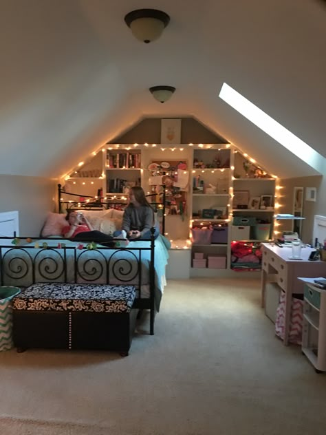 Room Ideas Aesthetic Triangle Roof, Girly Attic Bedroom, Pentagon Shaped Bedroom, Room Ideas With Slanted Walls, Angle Room Ideas, Room Ideas For Triangle Roof, Room Decor Ideas Attic, Cute Attic Rooms, Angled Ceiling Bedroom Decor