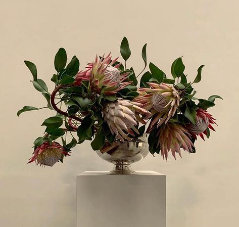 Lisa Cooper @doctorcooper Lisa Cooper, Pink Flower Arrangements, Hotel Flowers, Florist Design, Bright Florals, Autumn Colours, Floral Photo, Beautiful Flower Arrangements, Table Flowers