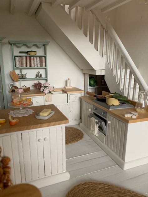 Dollhouse Kitchen Ideas, Doll House Interior Ideas, Dollhouse Interior Ideas, Doll House Interior, Doll House Living Room, Country Dollhouse, Dolls House Kitchen, Dollhouse Rooms, Barbie House Furniture