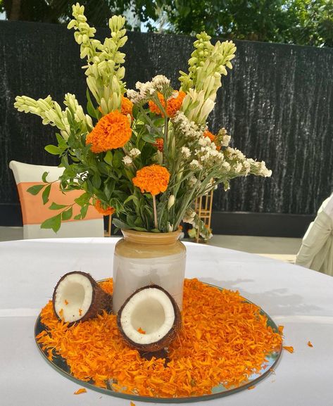 Genda Decor At Home, Flower Vase Arrangements Decorations, Genda Phool Decoration, Genda Flower Decoration, Diwali Centerpieces, Haldi Kumkum Decoration Ideas, Genda Phool Decor, Diwali House Decoration Ideas, Marigold Decoration