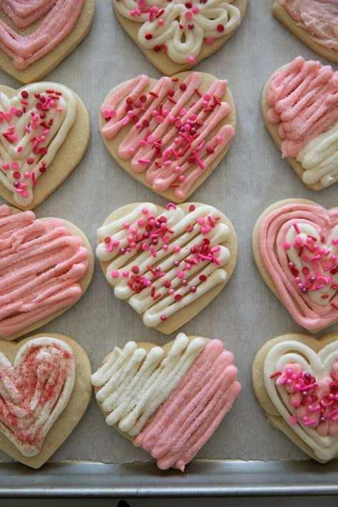 Valentine Sweets, Valentines Party Food, Valentine Cookies Decorated, Heart Sugar Cookie, Cookie Decorations, Valentine Sugar Cookies, Valentines Baking, Sugar Cookie Bars, Sugar Cookie Frosting