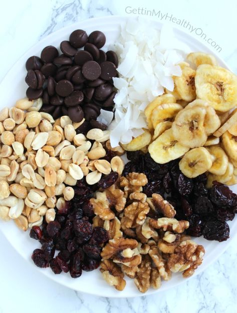 Banana Split Trail Mix Trail Mix Recipe, Healthy Trail Mix, Trail Mix Recipes, Homemade Trail Mix, Dried Bananas, Coconut Chips, Banana Chips, Banana Chocolate, Salty Snacks