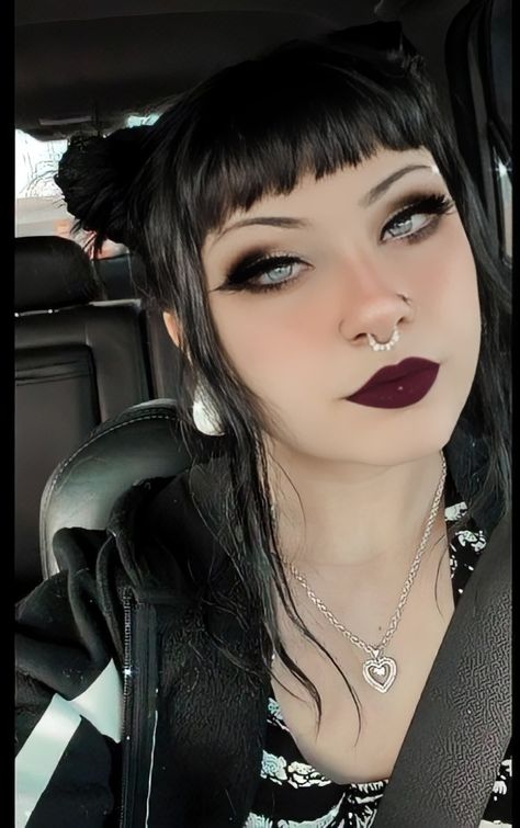 Dark Makeup Aesthetic Grunge, Beautiful Goth Makeup, Cute Dark Eyeshadow Looks, Punk Hair And Makeup, Goth Hair Women, Black Makeup Looks Goth, Colorful Punk Makeup, Gothic Makeup Ideas Dark Beauty, Goth New Years Makeup