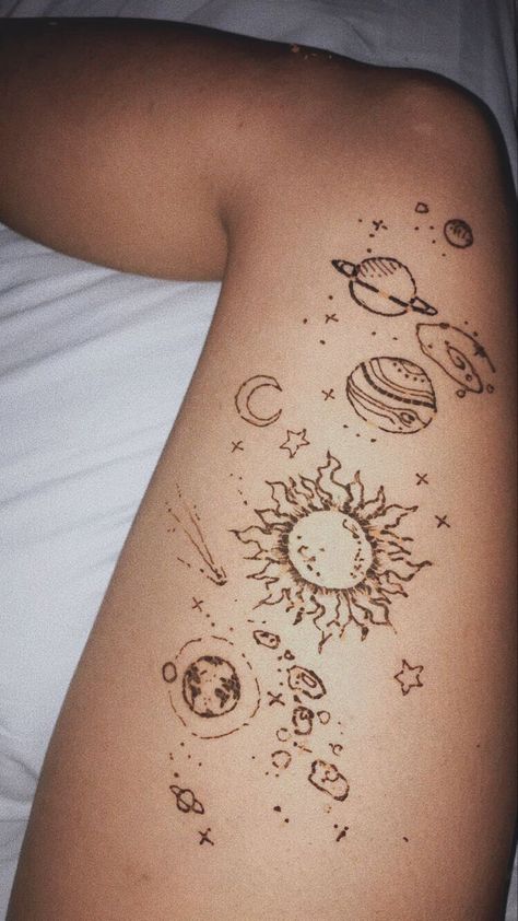 Planets Aesthetic, Hanna Tattoo, Thigh Henna, Small Henna Tattoos, Small Henna Designs, Henne Tattoo, Cute Henna Designs, Cute Henna Tattoos, Henna Style Tattoos