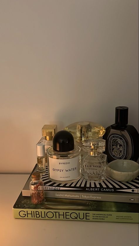 Perfume Tray Aesthetic, Perfume Bottles Aesthetic, Perfume Aesthetic Photography, Fragrance Aesthetic, Ipad Decor, Aesthetic Perfume, Pretty Products, Perfume Aesthetic, Champagne Problems