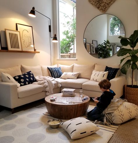 How Do You Keep Your House So Clean With Kids? - Kismet House Round Mirror Living Room, Scandinavian Decor Living Room, Minimalist Dekor, Minimalist Living Room Design, Classic Home Decor, Living Room Scandinavian, Neutral Living Room, Living Room On A Budget, Living Room Mirrors