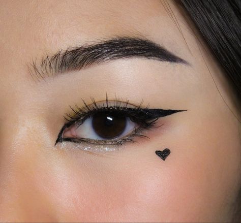 Eyeliner Heart Under Eye, Makeup Looks Egirl, Eyeliner For Asian Eyes, Egirl Eye Makeup, Eyebrows Asian, Winged Eyeliner For Hooded Eyes, Fox Eyeliner, Asian Fox, Eyeliner Brown Eyes