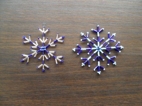 Time to craft some lovely beaded snowflake patterns with easy step-by-step instructions given in the tutorials, DIYs and Instructables! Make A Snowflake, Beaded Snowflakes Ornament, Beaded Snowflake, Christmas Beading, How To Make Snowflakes, Snow Flakes Diy, Holiday Beading, Beaded Snowflakes, Bijoux Fil Aluminium