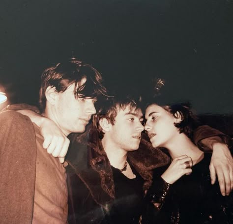 Alex James & Damon Albarn of Blur & Justine Frischmann of Elastica leaving a club in early 1992, photo taken by Polly B - photographer for Blur in the 90s. Alex James Blur, Damon Albarn 90s, Young Damon Albarn, Justine Frischmann, Dave Rowntree, 90 Pictures, I Think He Knows, Damon Blur, Lost In Music