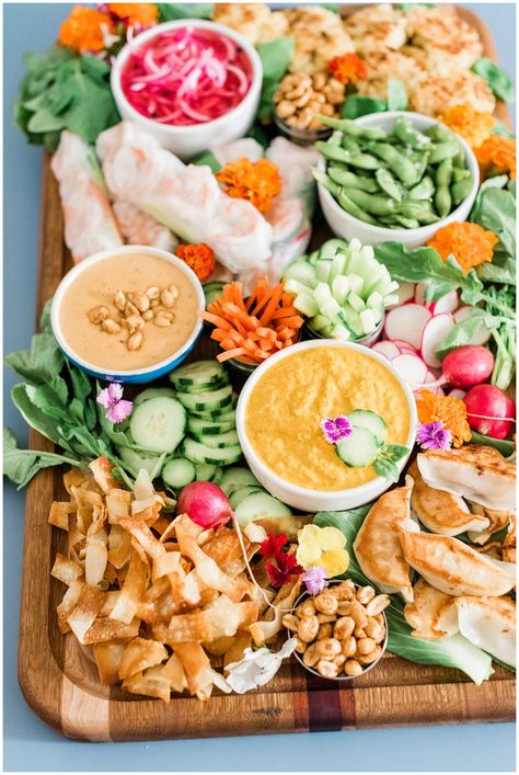 Asian Grazing Platter, Thai Food Charcuterie Board, Asian Style Charcuterie Board, Asian Cheese Board, Christmas Asian Food, Asian Board Ideas, Dumpling Charcuterie Board, Asian Snack Board, Thai Charcuterie Board