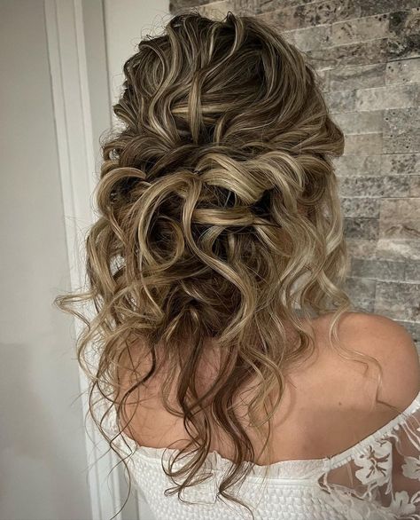 Wedding Relaxed Wavy Upstyle Boho Wedding Hairstyles Half Up, Curly Hairstyles For Wedding Bridesmaid, Engagement Photo Hair, Messy Wavy Hair, Big Wedding Hair, Photo Hair, Wedding Hair Up, Wedding Updos, Curly Wedding Hair