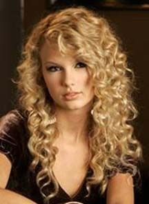 taylor swift perm | Taylor Swift 3a Curly Hair, Curly Hair Pictures, Curly Perm, Medium Length Hair With Bangs, Spiral Perm, Natural Curly Hair Cuts, Super Hair, Hair With Bangs, Haircuts For Curly Hair