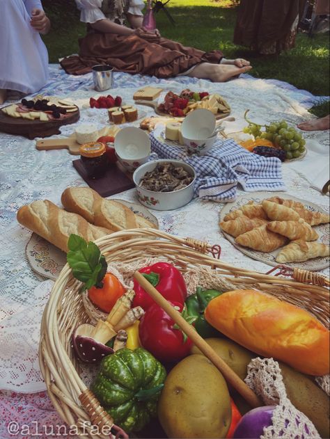 Real and fake food spread out on old quilts for a lovely little picnic Hobbit Picnic Party, Hobbit Picnic Food, Fae Picnic, Hobbit Picnic, Fantasy Picnic, Hobbit Feast, Faerie Party, Birthday Feast, Hobbit Birthday