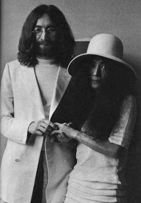 john lennon and yoko ono John Lennon Yoko Ono, Rock N Roll Wedding, John Lennon And Yoko, Iconic Weddings, Yoko Ono, Musica Rock, Famous Couples, Hollywood Legends, Best Rock