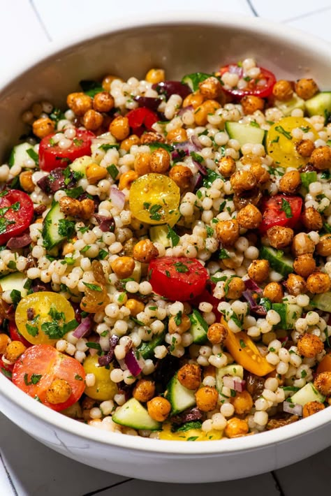 This vegan pearl couscous salad is simple to make, light, and packed with summer flavors. Perfect for cookouts and picnics - and easy lunches, too. thenewbaguette.com Cuscus Salad, Couscous Salad With Chickpeas, Simple Couscous Recipes, Pearl Couscous Recipes, Pearl Couscous Salad, Easy Lunch Box Recipes, Salad With Chickpeas, Couscous Salad Recipes, Pearl Couscous