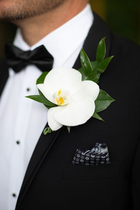 White Tropical Boutonniere, White Tropical Wedding Bouquets, Tropical Flower Boutonniere, Tropical Wedding Boutonniere, Hawaiian Boutonniere, Tropical Buttonhole, Bouteniere Wedding, Black And White Tropical Wedding, Orchid Boutonniere Wedding