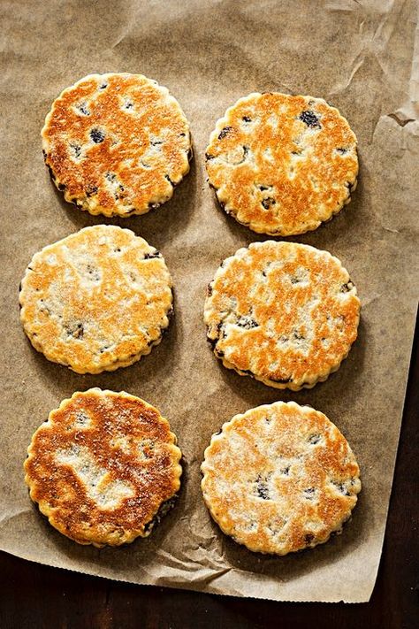 Welsh Cakes Recipe, Welsh Cakes, Breakfast Scones, Great British Food, Cake Preparation, Welsh Recipes, Victoria Sponge Cake, Food Signs, Mary Berry