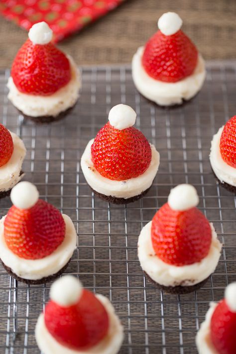 Mini No-Bake Santa Cheesecakes - Easy Christmas Recipes #xmas #holidayrecipes Santa Cheesecake, Christmas Desserts For Kids, No Bake Christmas Desserts, Mini Christmas Desserts, Cute Christmas Desserts, Cheesecake Ideas, No Bake Christmas, Healthy Christmas Snacks, Christmas Desserts Kids