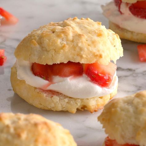 Biscuit Strawberry Shortcake, Biscuits For Strawberry Shortcake, Shortcake Biscuits, Strawberry Pudding, Strawberry Shortcakes, Strawberry Dessert Recipes, Strawberry Shortcake Recipes, Shortcake Recipe, Dessert Simple