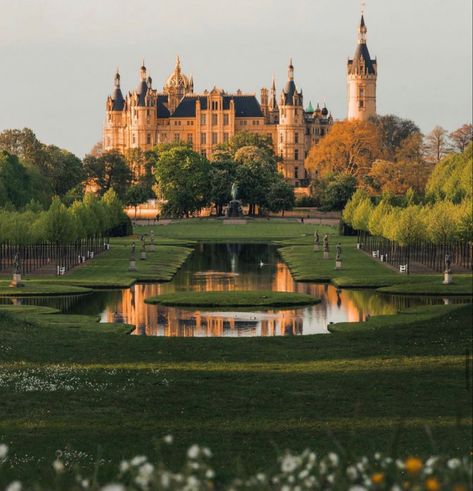 Victorian Castle, Castle Exterior, Castle Aesthetic, Victorian Mansions, Castle House, English Country House, Beautiful Castles, Classical Architecture, Architecture Old