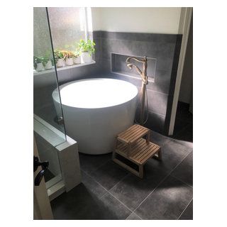 Japanese Soaker Tub, Tub Bathroom Ideas, Contemporary Bathroom Remodel, Corner Soaking Tub, Master Bath Layout, Japanese Bathtub, Dark Grey Tile, Japanese Soaking Tubs, Tub Bathroom