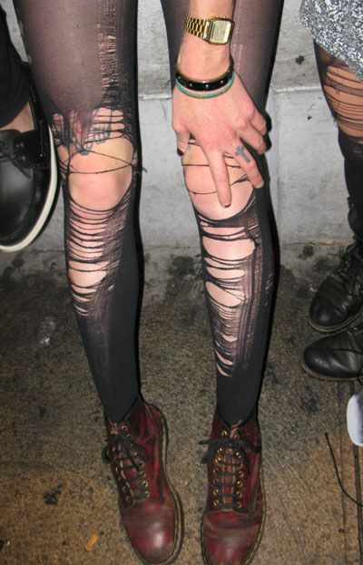 nice. #fingertat, #hands, #ripped Ripped Stockings, Ripped Tights, Look 80s, Moda Grunge, Effy Stonem, 2014 Tumblr, Grunge Look, Indie Sleaze, Estilo Punk