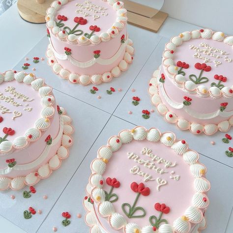 Cake Designs Mother’s Day, Cute Mother’s Day Cake, Mother’s Day Cake Decor Ideas, Cake Decorating Mothers Day, Happy Mothers Day Bento Cake, Happy Mother’s Day Cake Designs, Mother’s Day Mini Cake, Mother Day Cake Designs, Bento Cake Hari Ibu