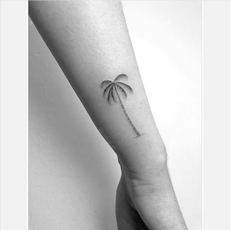 Needle Palm, Lotusblume Tattoo, Back Of Leg Tattoos, L Tattoo, Palm Tattoos, Palm Tree Tattoo, Beach Tattoo, Cute Small Tattoos, Old Tattoos