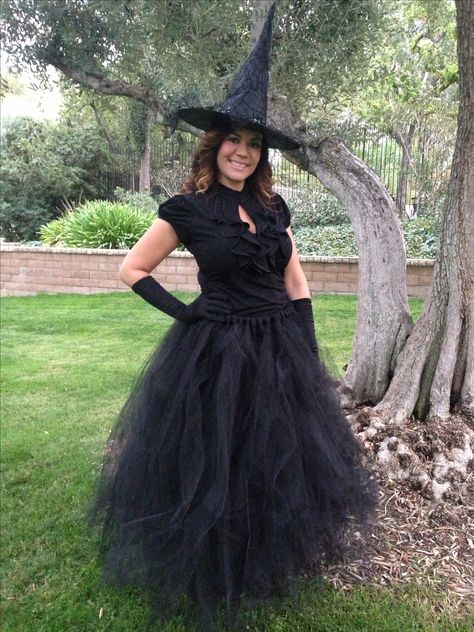 DIY Witch Ballgown Tulle Skirt. Normally you expect a scary looking witch costume, but when your making it for your mom, can't help but to make her look beautiful! Diy Witch Costume Women Plus Size, Diy Adult Witch Costume, Adult Witch Costumes Diy, Tulle Witch Costume, Witch Costumes For Women, Adult Witch Costume, Diy Witch Costume, Cute Witch Costume, Ideas De Halloween