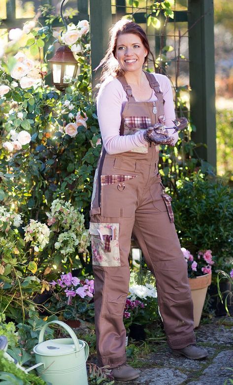 Gardener Outfit, Gardening Pants, Farm Clothes, Black Leggings Outfit, Looks Country, Outfit Korean, Gardening Outfit, Outfit Collage, 90s Fashion Outfits